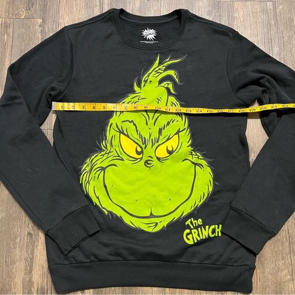 The Grinch Graphic Sweatshirt Printed Black Green Long Sleeve Pullover Festive S - Picture 8 of 8